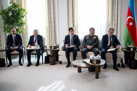 Prezident İlham Əliyevin Əbu-Dabidə Birləşmiş Ərəb Əmirliklərinin Prezidenti ilə görüşü olub