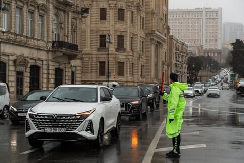 Polis hava şəraiti ilə əlaqədar gücləndirilmiş iş rejimində xidmət aparır - FOTO