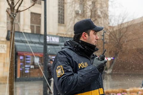 Polis hava şəraiti ilə əlaqədar gücləndirilmiş iş rejimində xidmət aparır - FOTO