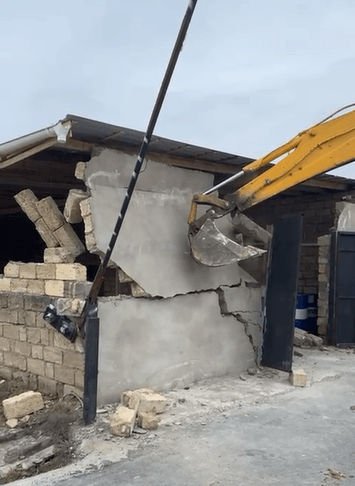 Xocasəndə qanunsuz tikili sökülüb