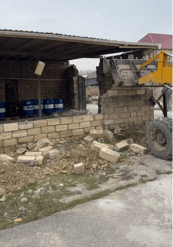 Xocasəndə qanunsuz tikili sökülüb