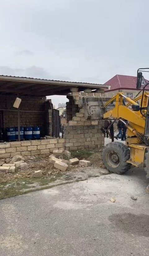 Xocasəndə qanunsuz tikili sökülüb