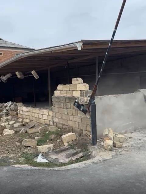 Xocasəndə qanunsuz tikili sökülüb