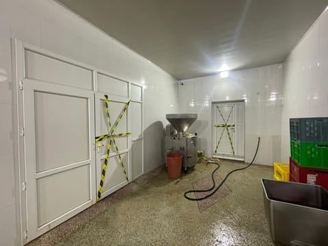 Mehdiabadda kolbasa istehsalı müəssisəsinin qanunsuz fəaliyyət göstərdiyi aşkarlanıb