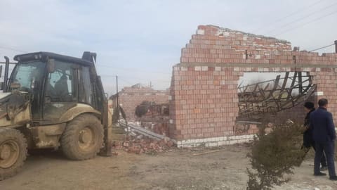 Füzulidə qanunsuz tikili sökülüb