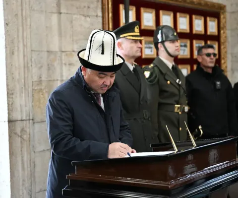 Qırğızıstan Parlamentinin sədri Türkiyəyə səfər edib