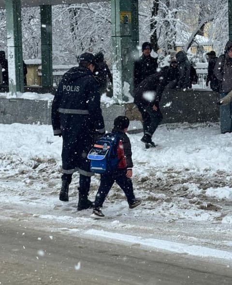 Qarlı havada xidmət aparan Azərbaycan polisləri - FOTOLAR