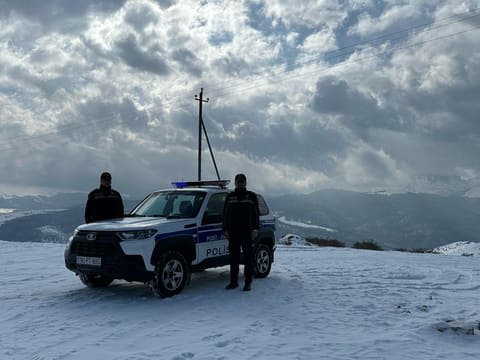 Qarlı havada xidmət aparan Azərbaycan polisləri - FOTOLAR