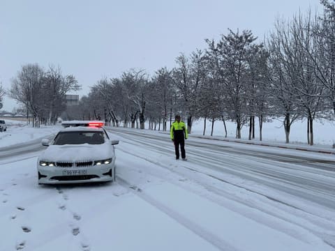 Qarlı havada xidmət aparan Azərbaycan polisləri - FOTOLAR