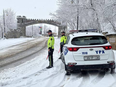 Qarlı havada xidmət aparan Azərbaycan polisləri - FOTOLAR