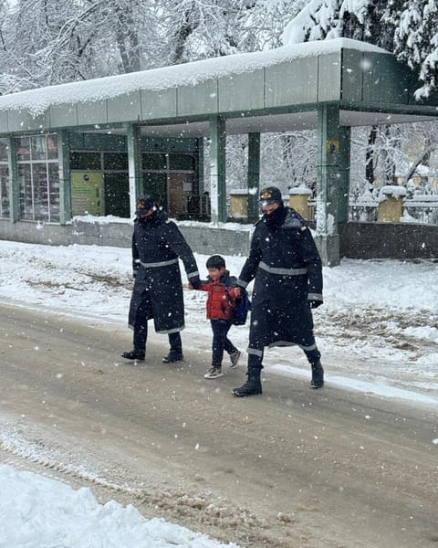 Qarlı havada xidmət aparan Azərbaycan polisləri - FOTOLAR