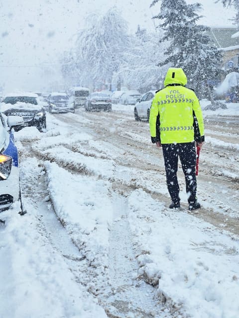 Qarlı havada xidmət aparan Azərbaycan polisləri - FOTOLAR