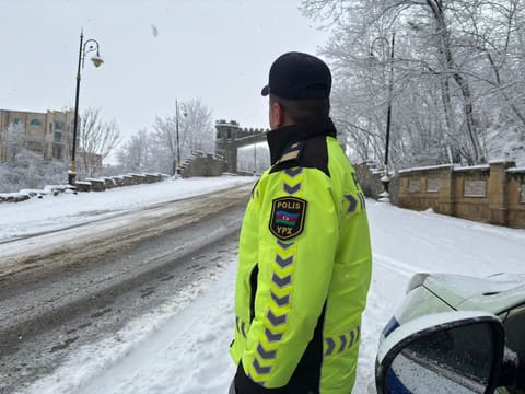 Qarlı havada xidmət aparan Azərbaycan polisləri - FOTOLAR