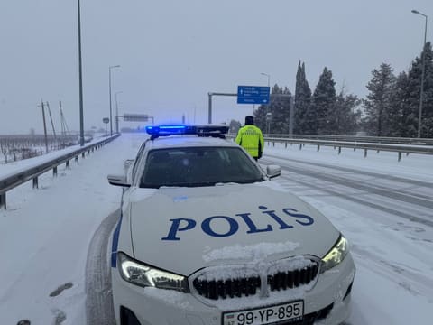 Qarlı havada xidmət aparan Azərbaycan polisləri - FOTOLAR