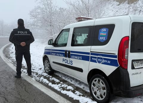 Qarlı havada xidmət aparan Azərbaycan polisləri - FOTOLAR