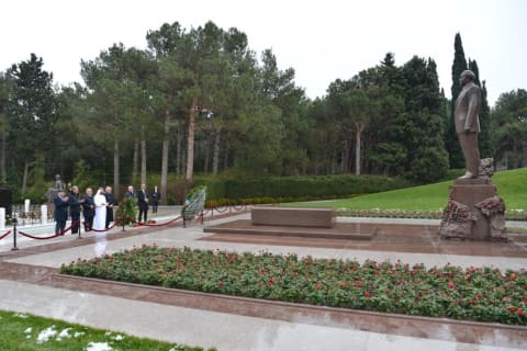Ərəb Parlamentinin prezidenti Fəxri xiyabanı və Zəfər parkını ziyarət edib