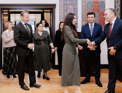 Leyla Əliyeva “Azərxalça”nın Şuşa məscidi üçün hazırladığı dairəvi əl xalçasının kəsim mərasimində iştirak edib