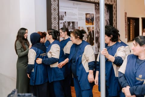 Leyla Əliyeva “Azərxalça”nın Şuşa məscidi üçün hazırladığı dairəvi əl xalçasının kəsim mərasimində iştirak edib