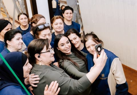 Leyla Əliyeva “Azərxalça”nın Şuşa məscidi üçün hazırladığı dairəvi əl xalçasının kəsim mərasimində iştirak edib