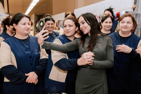 Leyla Əliyeva “Azərxalça”nın Şuşa məscidi üçün hazırladığı dairəvi əl xalçasının kəsim mərasimində iştirak edib