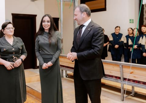 Leyla Əliyeva “Azərxalça”nın Şuşa məscidi üçün hazırladığı dairəvi əl xalçasının kəsim mərasimində iştirak edib