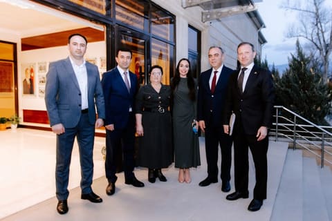Leyla Əliyeva “Azərxalça”nın Şuşa məscidi üçün hazırladığı dairəvi əl xalçasının kəsim mərasimində iştirak edib