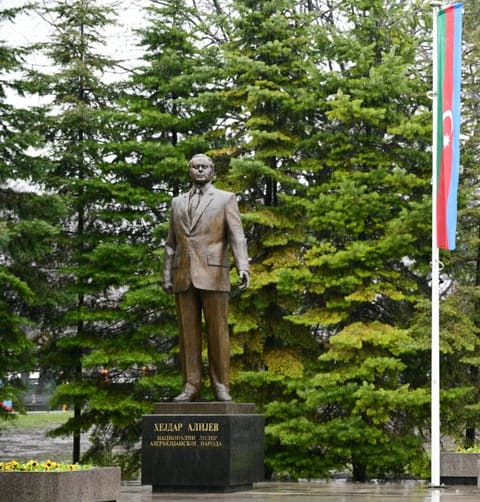 Azərbaycan Prezidenti Belqradda Ümummilli Lider Heydər Əliyevin abidəsini ziyarət edib