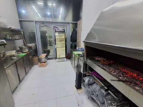 “Volt”, “Megastore” və “The Place”da istehlaka yararsız qida məhsulları aşkarlanıb
