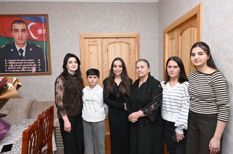Leyla Əliyeva Vətən Müharibəsi Qəhrəmanı Şahin Allahyarovun ailəsini ziyarət edib