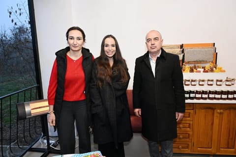 Leyla Əliyeva Qubada arıçı ailəsinin qonağı olub