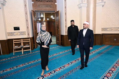 Leyla Əliyeva və Alena Əliyeva Cümə məscidini ziyarət ediblər
