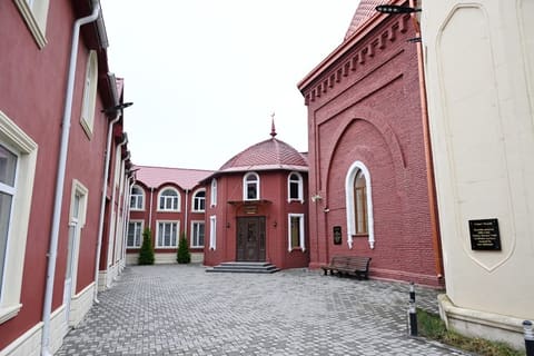 Leyla Əliyeva və Alena Əliyeva Cümə məscidini ziyarət ediblər