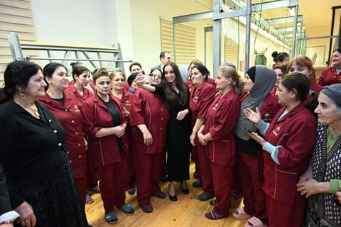 “Azərxalça” ASC-nin Şuşa məscidi üçün hazırladığı növbəti xalçalarının kəsim mərasimi keçirilib