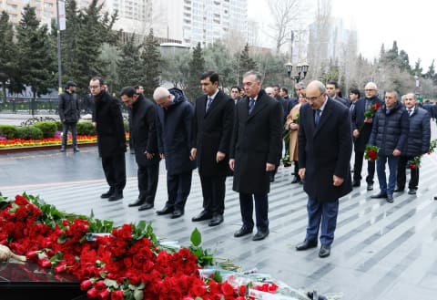İqtisadiyyat Nazirliyinin rəhbərliyi Xocalı soyqırımı abidəsini ziyarət edib