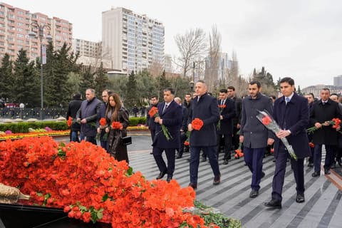 Əmək və Əhalinin Sosial Müdafiəsi Nazirliyinin kollektivi Xocalı soyqırımı abidəsini ziyarət edib