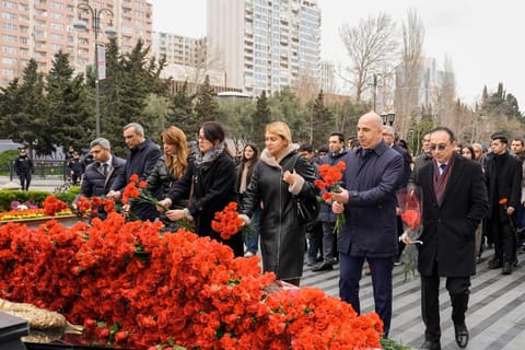 Əmək və Əhalinin Sosial Müdafiəsi Nazirliyinin kollektivi Xocalı soyqırımı abidəsini ziyarət edib