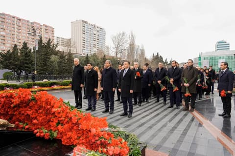 Əmək və Əhalinin Sosial Müdafiəsi Nazirliyinin kollektivi Xocalı soyqırımı abidəsini ziyarət edib