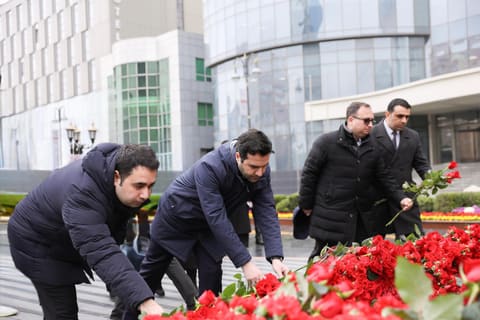 AQTA-nın kollektivi Xocalı soyqırımı abidəsini ziyarət ediblər