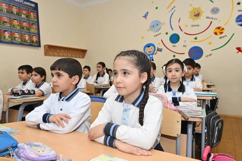 Emin Əmrullayev Sumqayıtda təhsil müəssisəsində olub