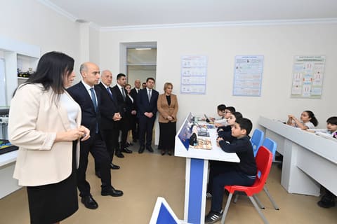 Emin Əmrullayev Sumqayıtda təhsil müəssisəsində olub