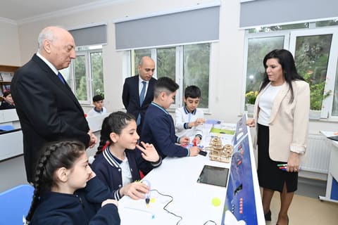 Emin Əmrullayev Sumqayıtda təhsil müəssisəsində olub
