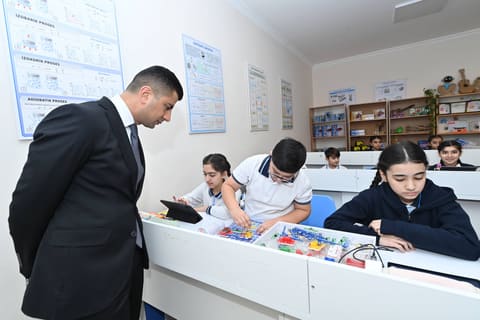 Emin Əmrullayev Sumqayıtda təhsil müəssisəsində olub