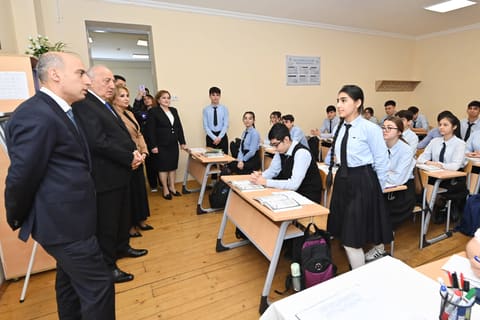 Emin Əmrullayev Sumqayıtda təhsil müəssisəsində olub