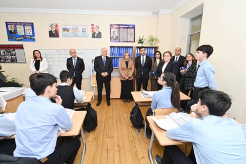 Emin Əmrullayev Sumqayıtda təhsil müəssisəsində olub