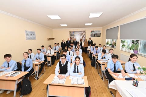 Emin Əmrullayev Sumqayıtda təhsil müəssisəsində olub