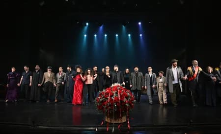 Leyla Əliyeva "Neft bumu hamıya gülümsəyir" tamaşasının nümayişində iştirak edib