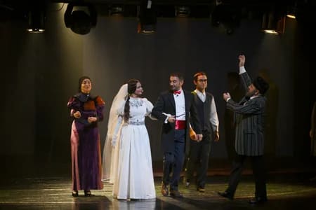 Leyla Əliyeva "Neft bumu hamıya gülümsəyir" tamaşasının nümayişində iştirak edib