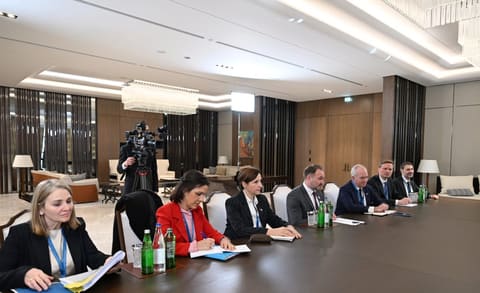 Prezident İlham Əliyev Avropa Komissiyasının enerji və mənzil siyasəti üzrə komissarını qəbul edib