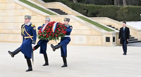 Moldovanın Baş nazirinin müavini Şəhidlər xiyabanını ziyarət edib