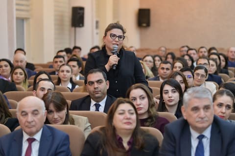 Emin Əmrullayev təhsil idarəçiliyində strateji baxış və şəxsi liderlik mövzusunda təcrübəsini bölüşüb